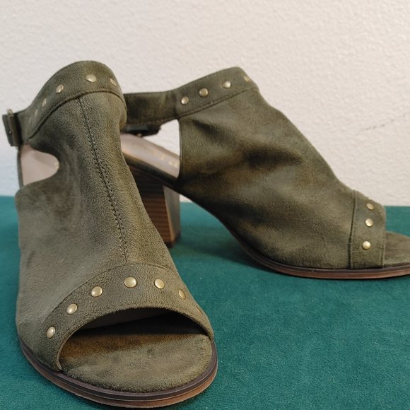 OPEN TOE FAUX SUEDE OLIVE GREEN TONE SANDALS BY  MATA SIZE 10 - Picture 1 of 11
